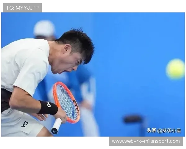 吴易昺底线反拍击出强力回球